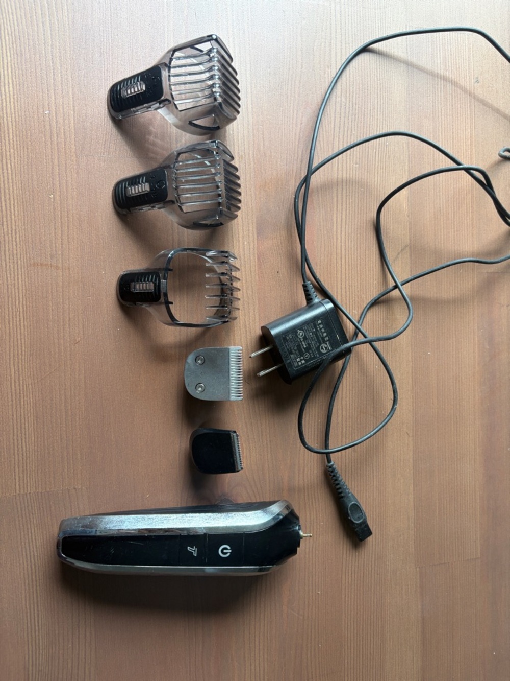 Philips Norelco with 3 Guide Combs and Charger - Black